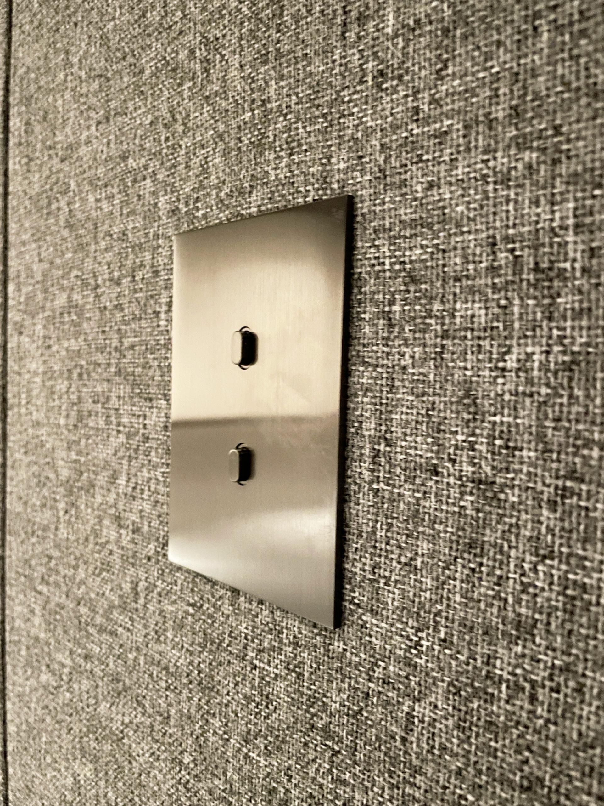detail-bouton-pressoir-gris-acier